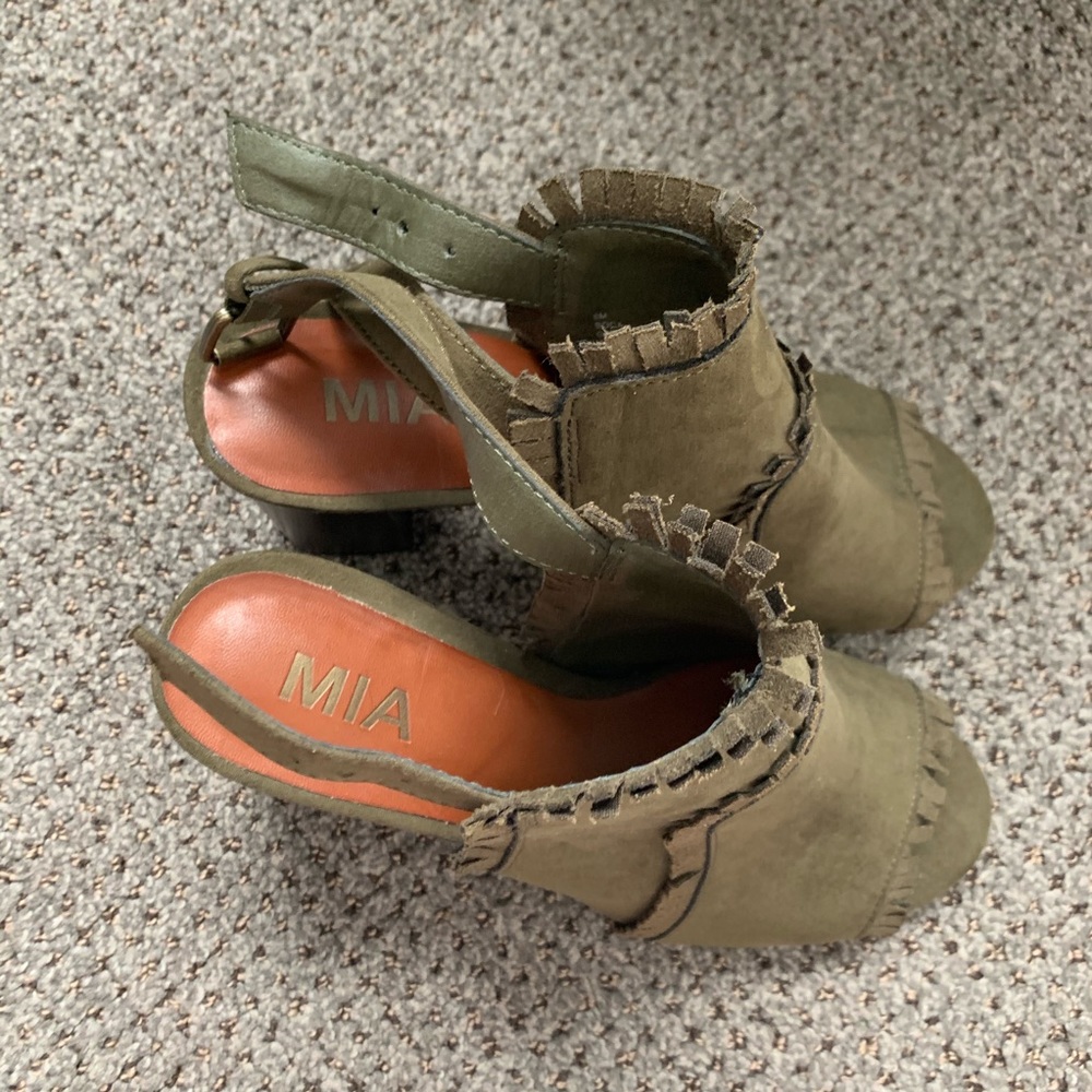 Army green fringe MIA slingback heels 8 good used
